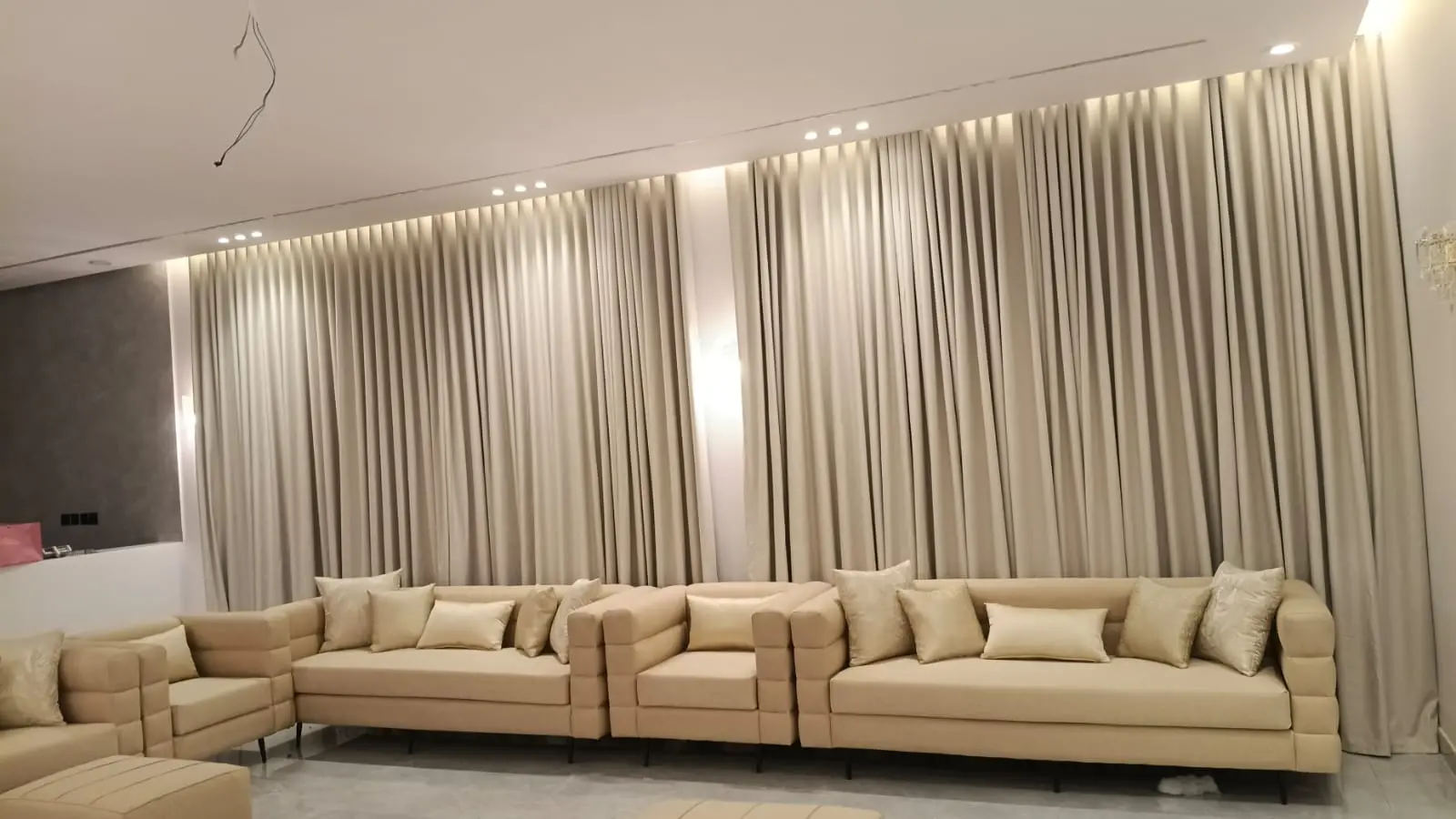 تفصيل ستائر ويفي بقماش لينن لمجلس في مكة