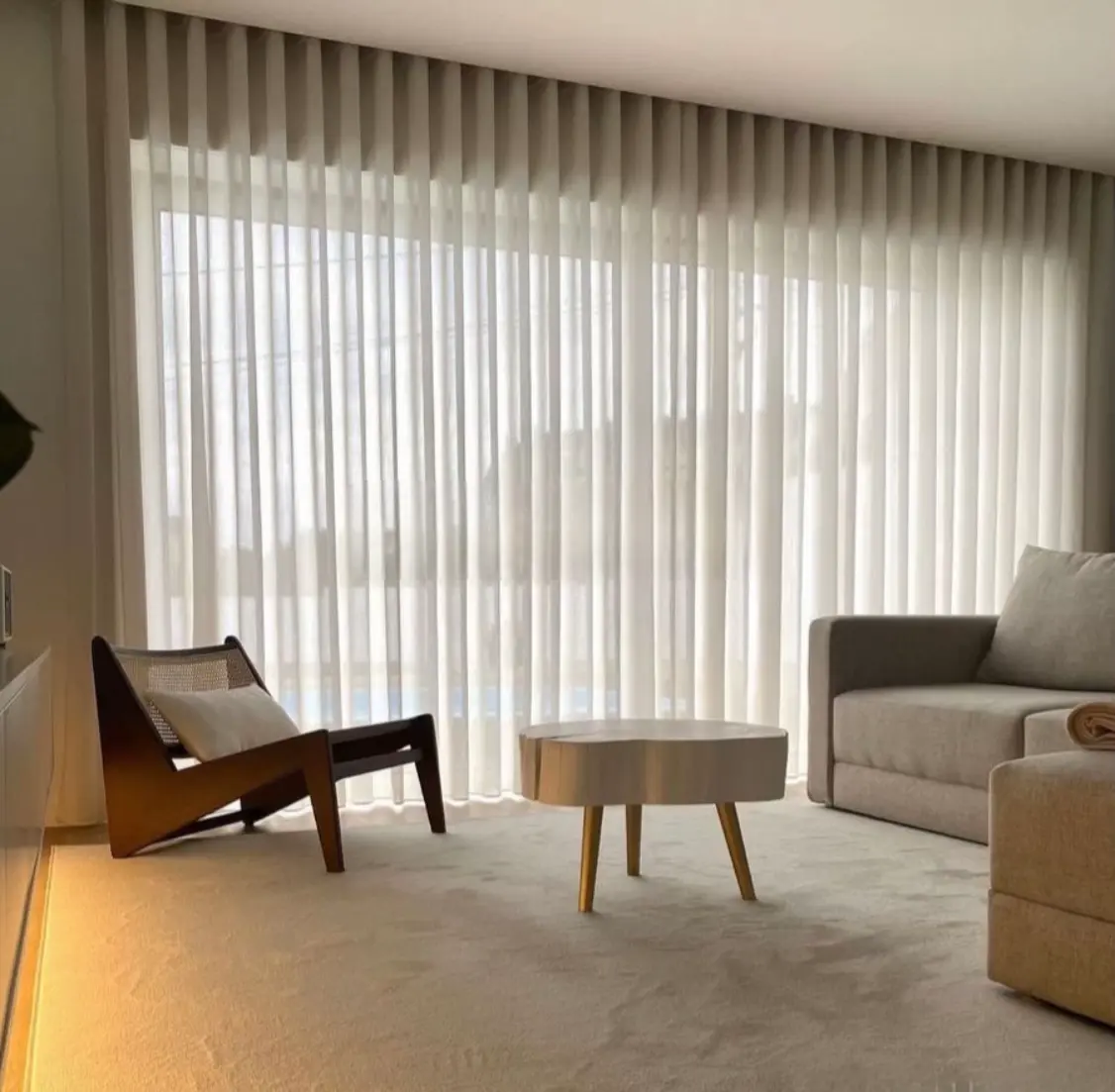 ستائر ويفي داخل صالة منزلية بتصميم أنيق