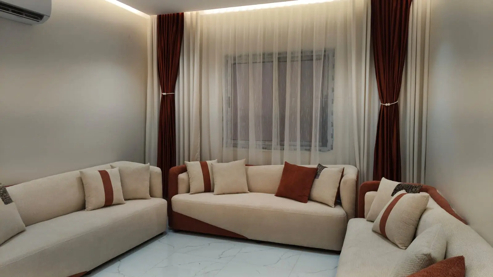 ستائر ويفي داخل غرفة معيشة بتصميم حديث