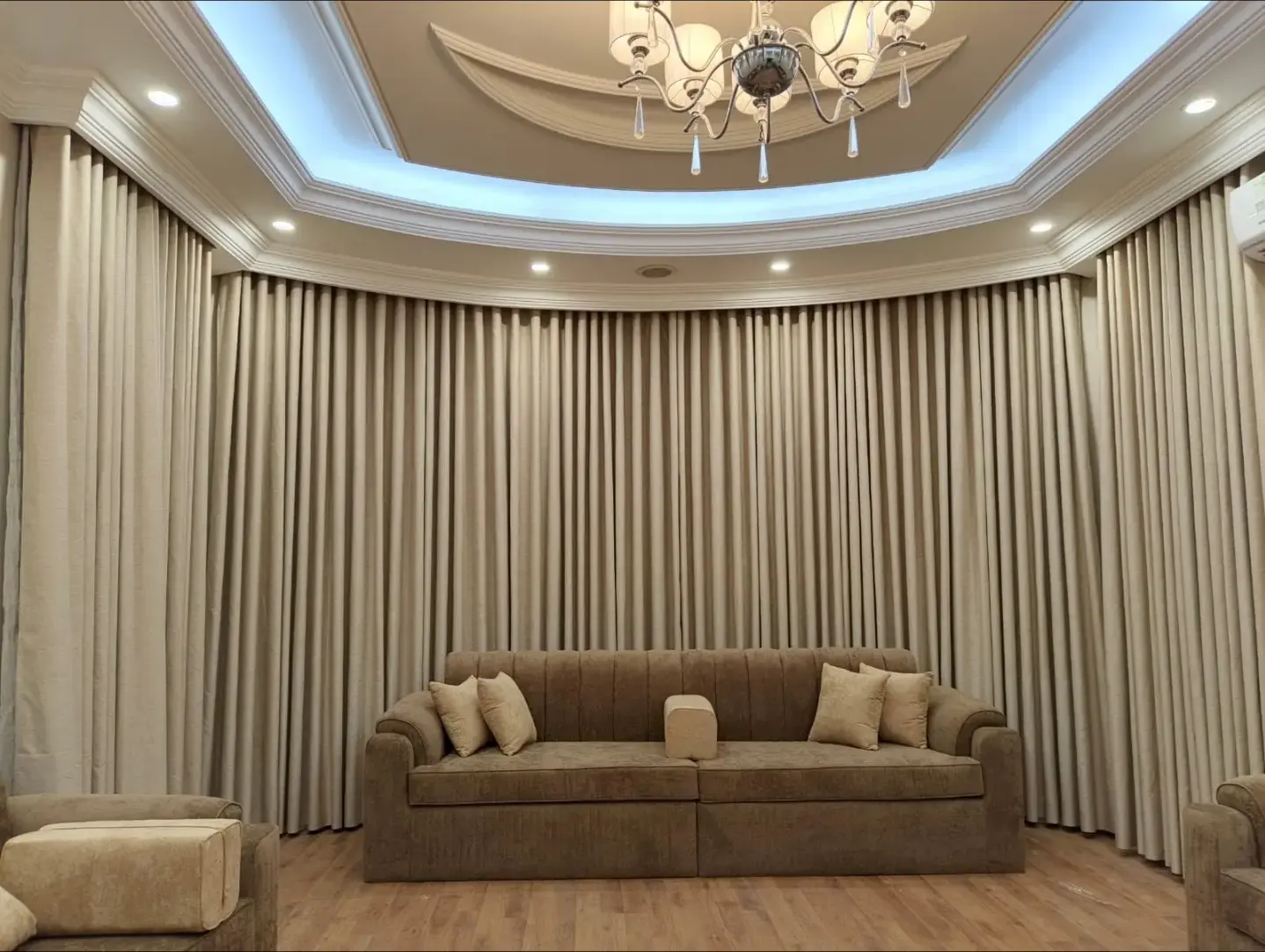 تركيب ستائر ويفي فاخرة لصالة في جدة بقماش مخمل